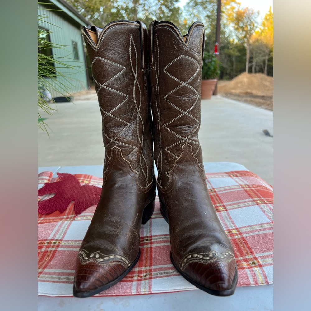 Justin vintage wingtip boots. Good shape Justin visible on the heel.